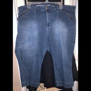Size 28, Avenue denim capri